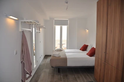 Quarto para alugar com cama de casal em Lisboa