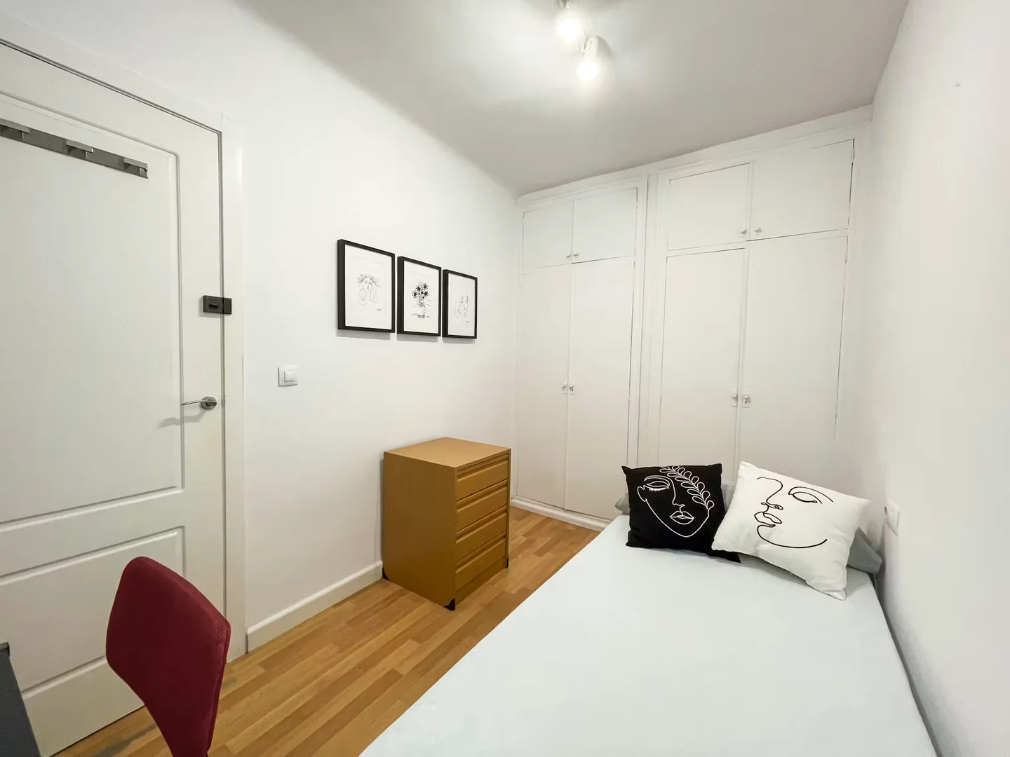 Student-friendly room in with modern amenities