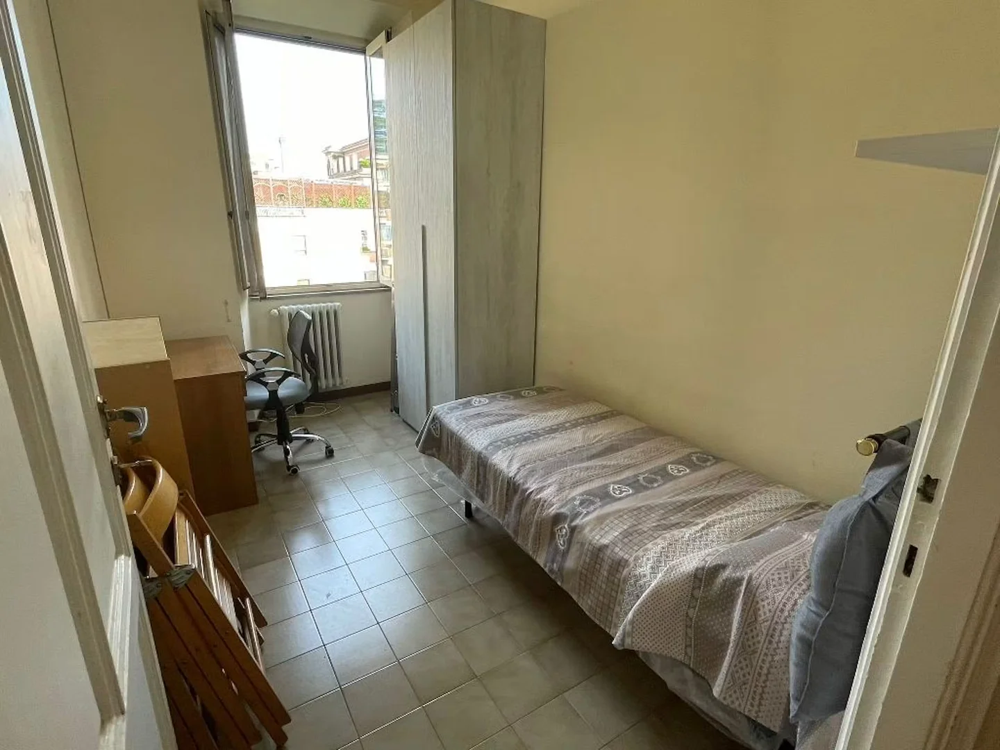 Comfortable and spacious student room in 