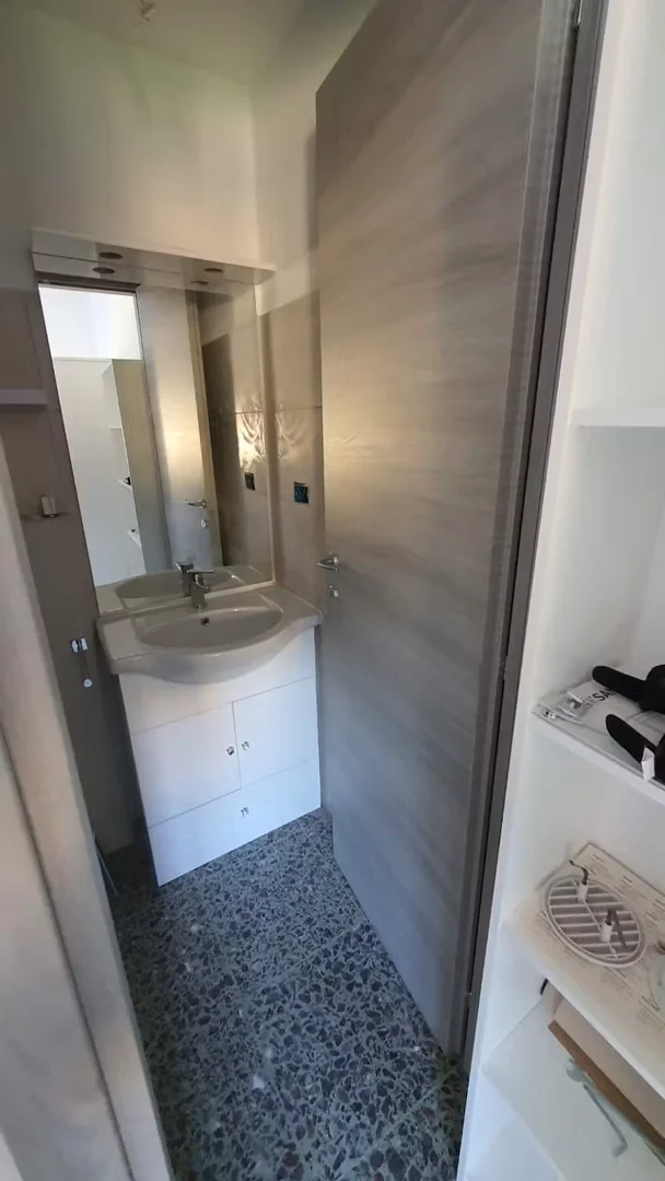 Habitación asequible para estudiantes con buena iluminación en