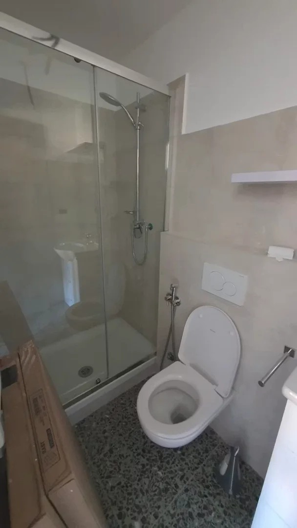 Habitación para estudiantes en con área de estudio y facilidades compartidas