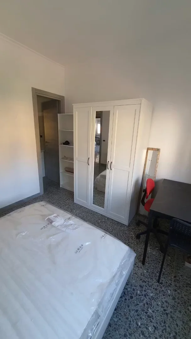 Habitación para estudiantes en con área de estudio y facilidades compartidas