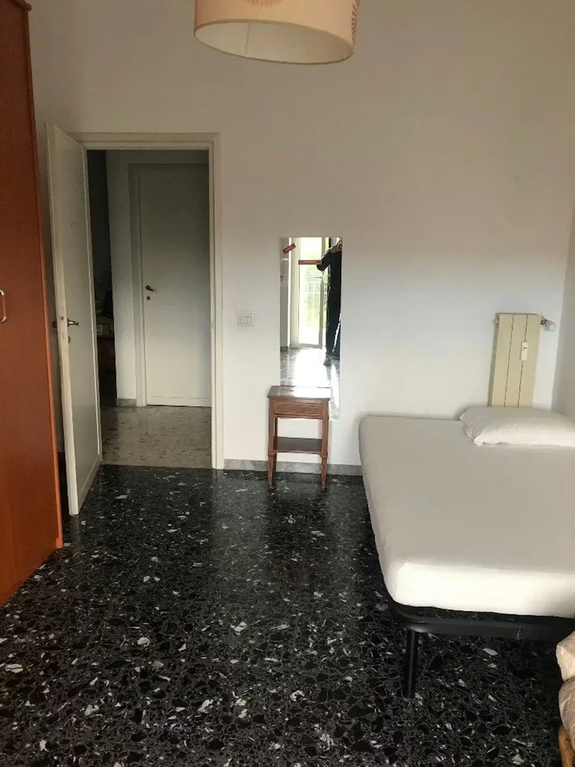 Zimmer in Studentenwohnung in  zu vermieten, voll möbliert