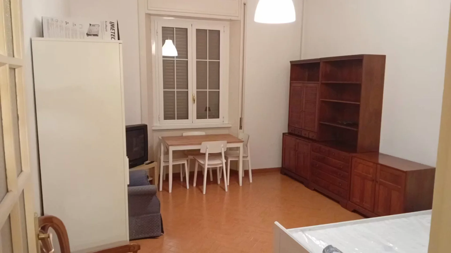 Quarto de estudante luminoso e arejado com acesso fácil à universidade em 