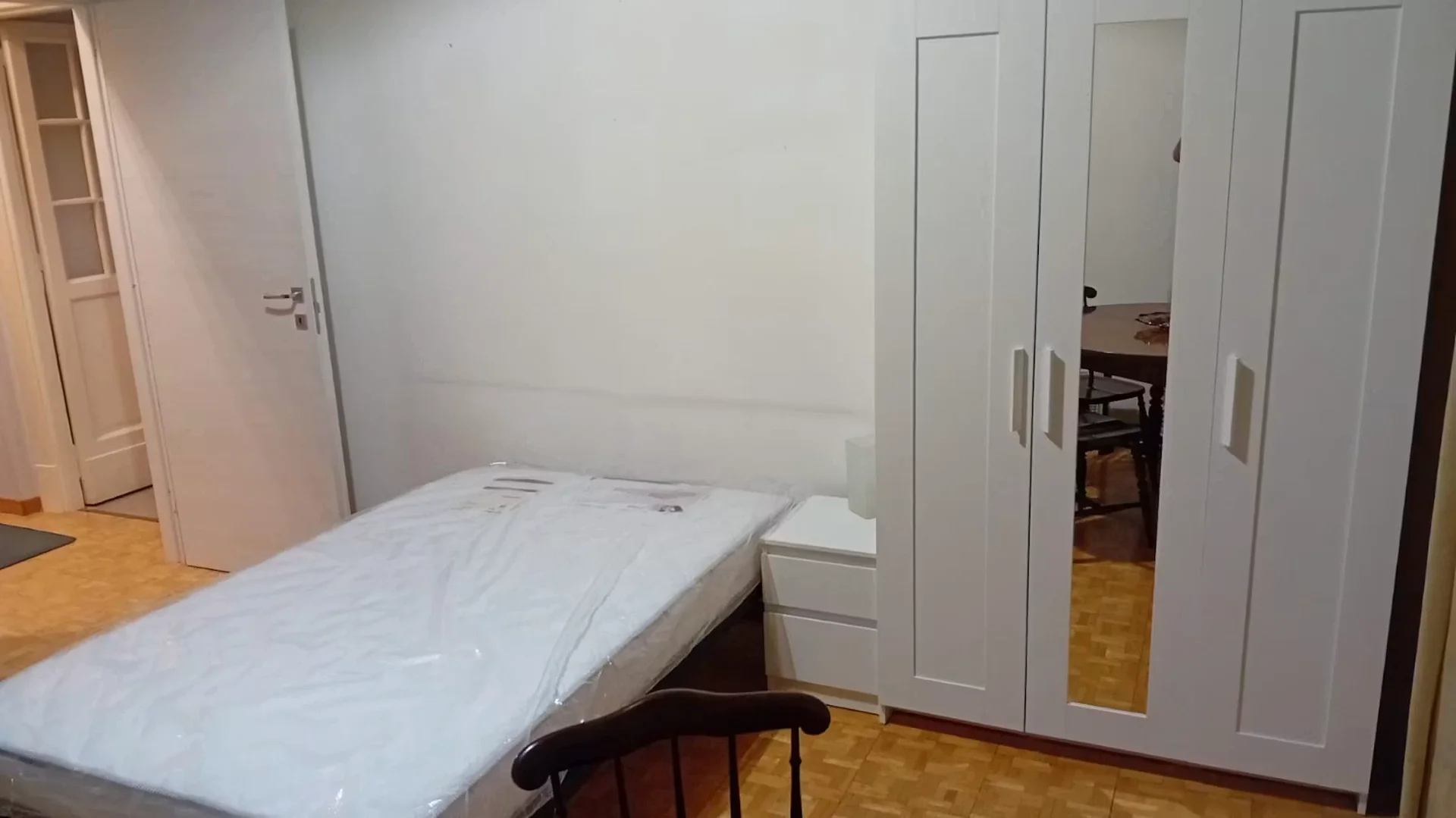 Functional student room perfect for studying in