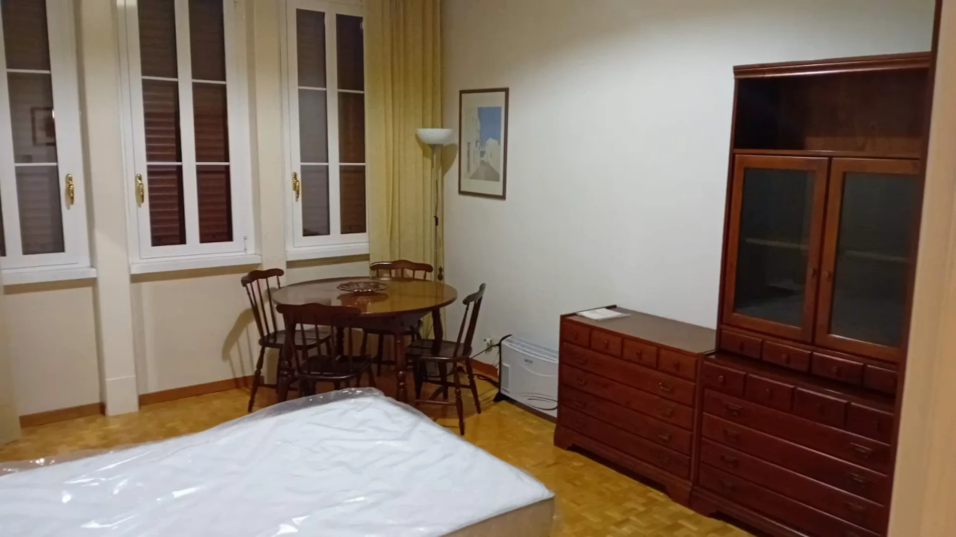 Functional student room perfect for studying in