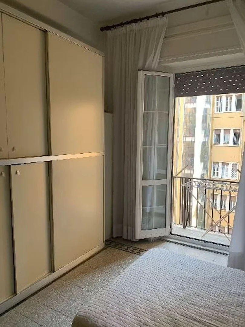 Chambre d'étudiant lumineuse et aérée avec accès facile à l'université dans 