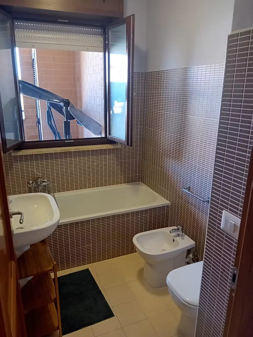 Habitación estudiantil luminosa y aireada con fácil acceso a la universidad en 