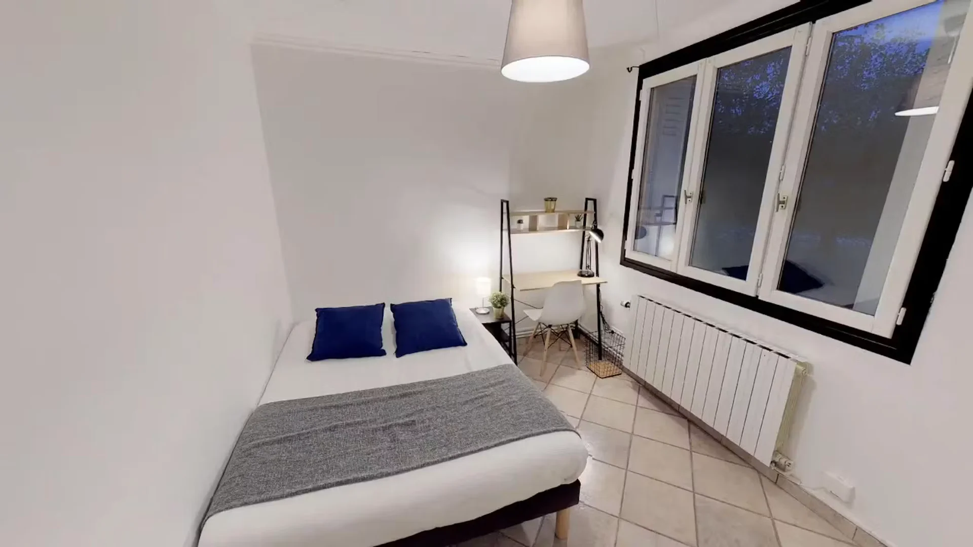 Chambre d'étudiant à avec espace d'étude et installations communes