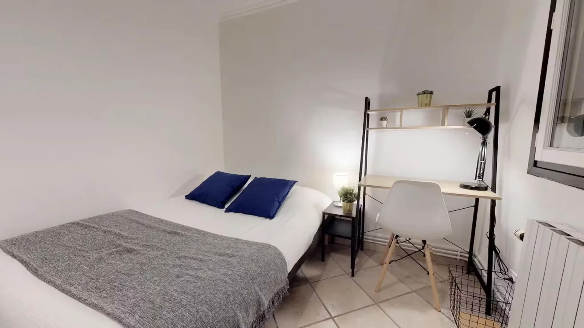 Chambre d'étudiant fonctionnelle parfaite pour étudier dans