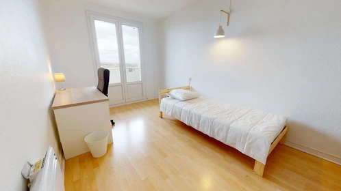 Quarto para alugar com cama de casal em Toulouse