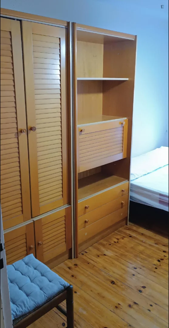 Habitación estudiantil amplia y cómoda en 