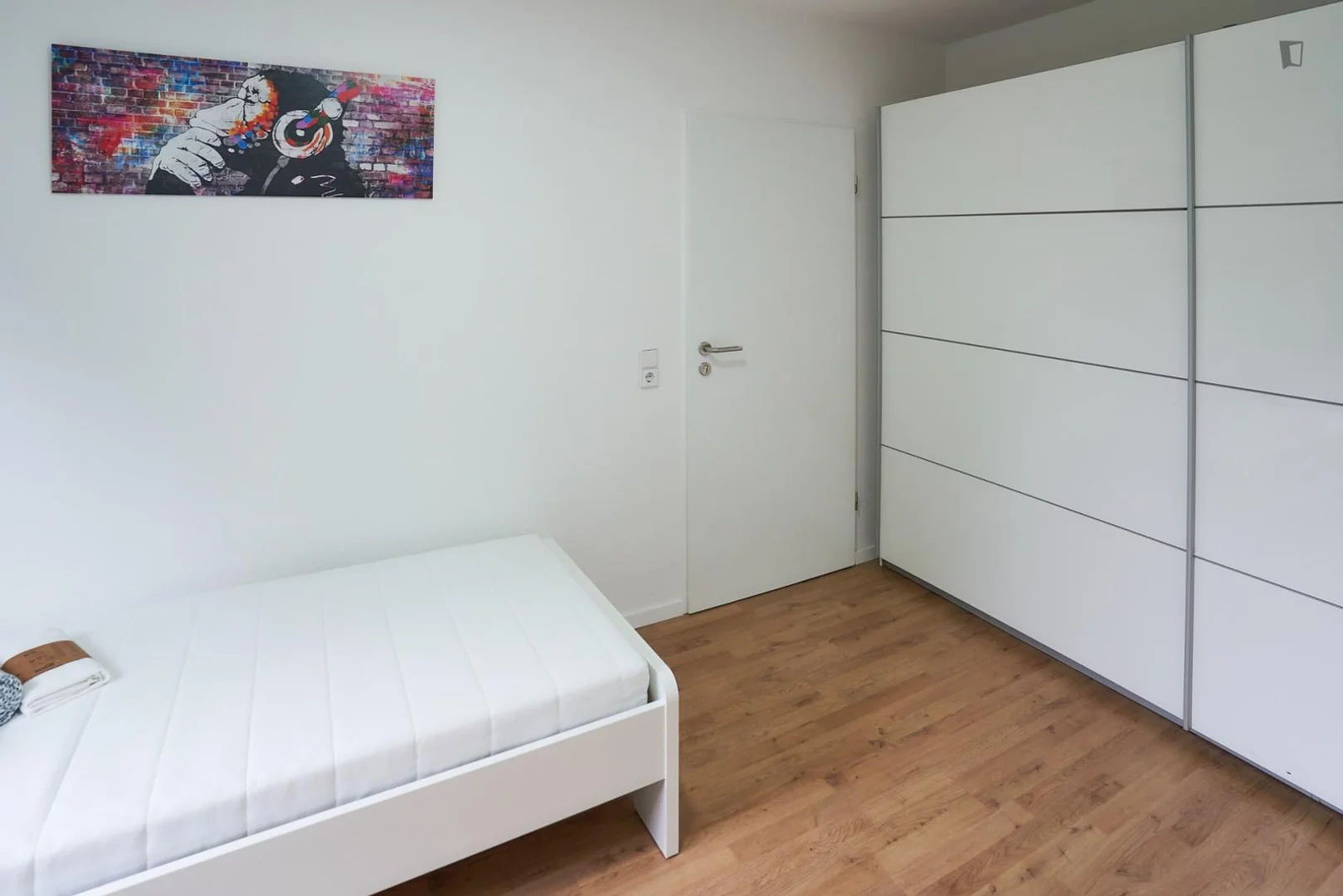 Chambre d'étudiant à  avec espace d'étude et installations communes
