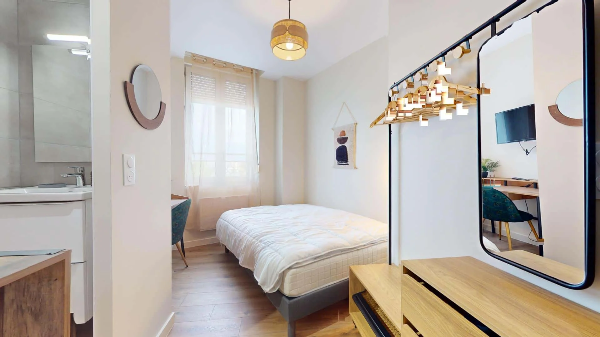 Student-friendly room in with modern amenities