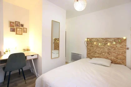 Quarto privado em 12 Rue Saint-Pol Roux, 29200 Brest, France, imagem 2 de 8