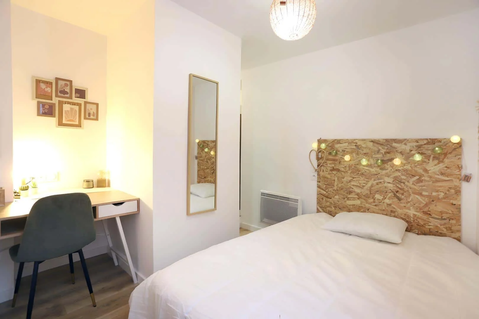 Quarto acessível para estudantes com iluminação ampla em 