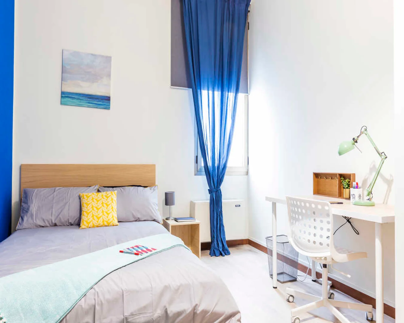 Habitación estudiantil funcional perfecta para estudiar en