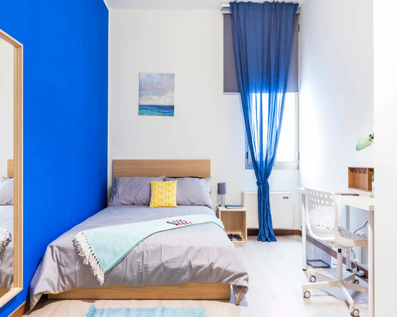 Habitación estudiantil funcional perfecta para estudiar en