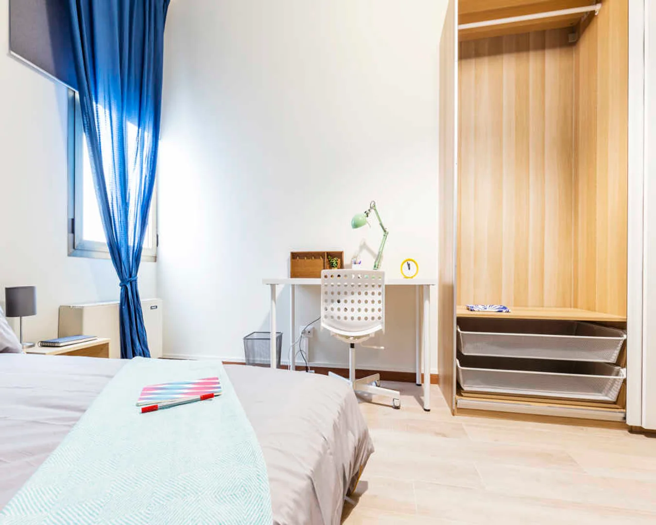 Habitación asequible para estudiantes con buena iluminación en