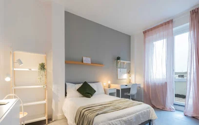 Habitación en alquiler con cama doble {area}
