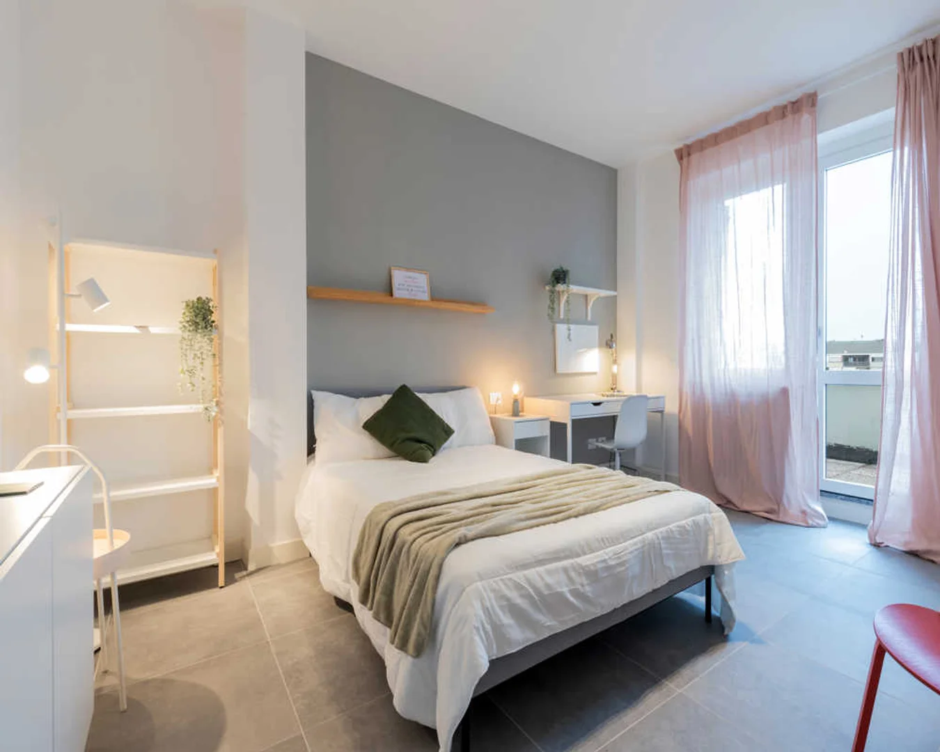 Habitación estudiantil amplia y cómoda en