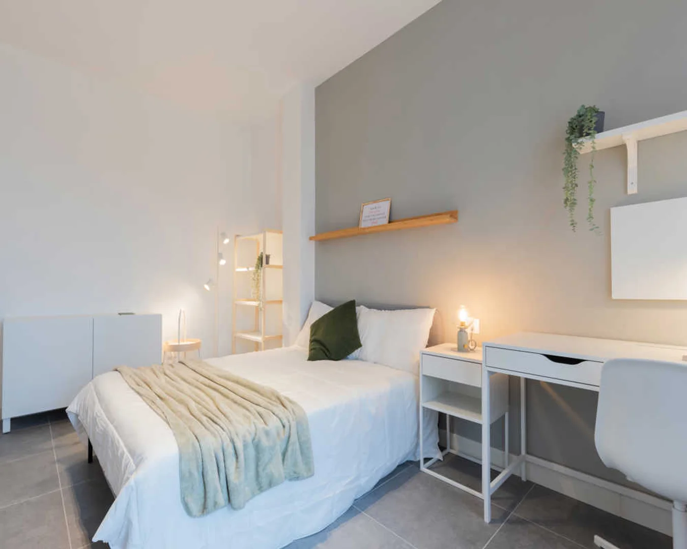 Habitación estudiantil amplia y cómoda en