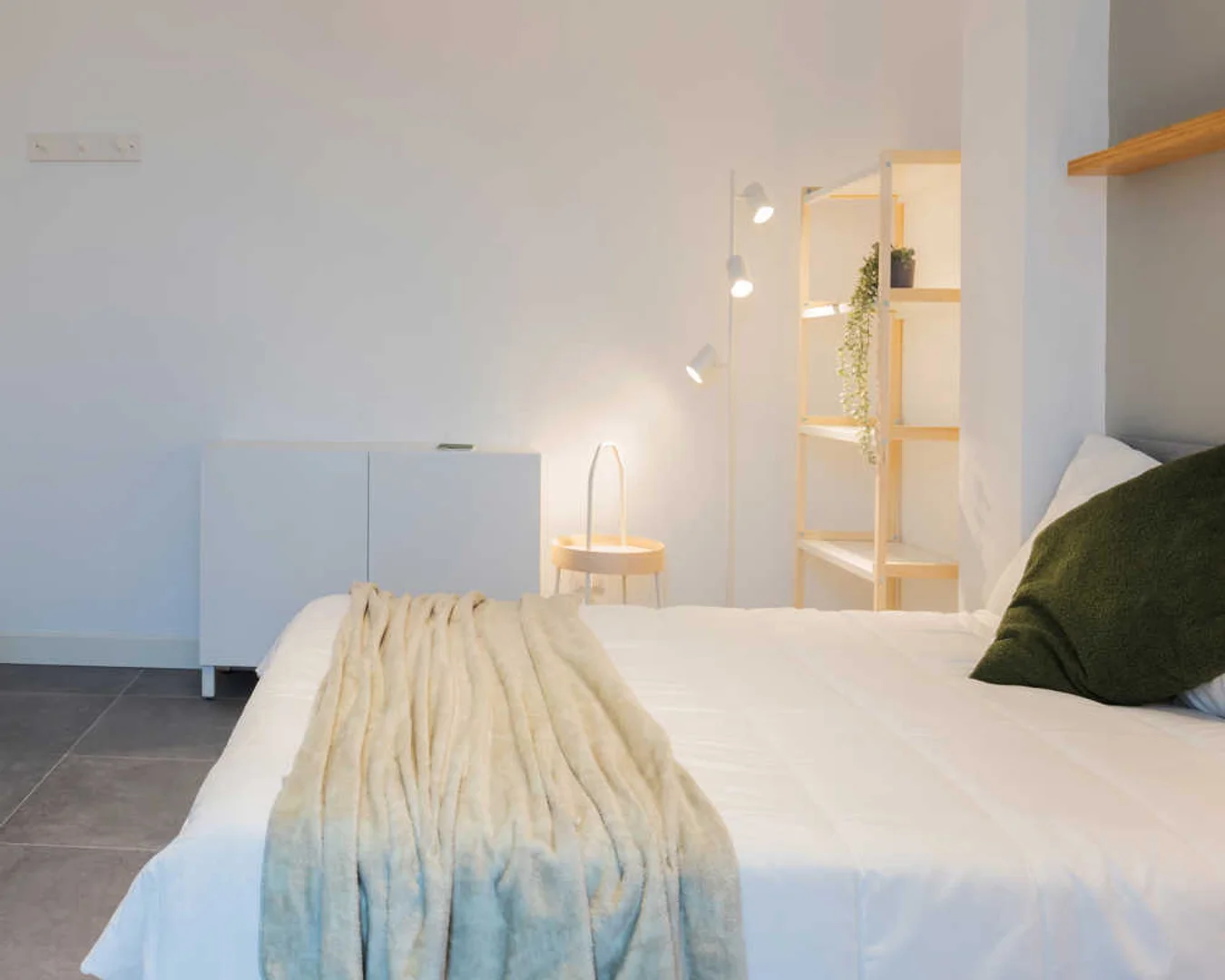 Habitación estudiantil funcional perfecta para estudiar en