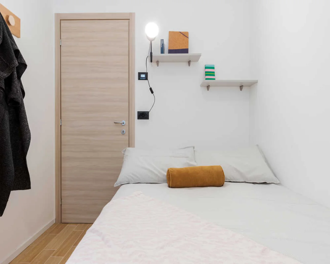 Habitación estudiantil luminosa y aireada con fácil acceso a la universidad en 