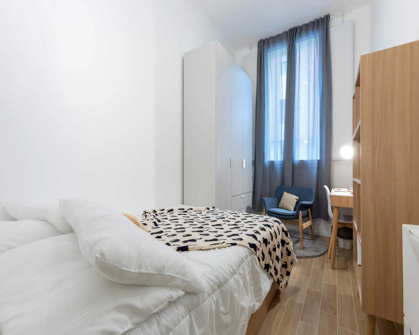Habitación estudiantil luminosa y aireada con fácil acceso a la universidad en
