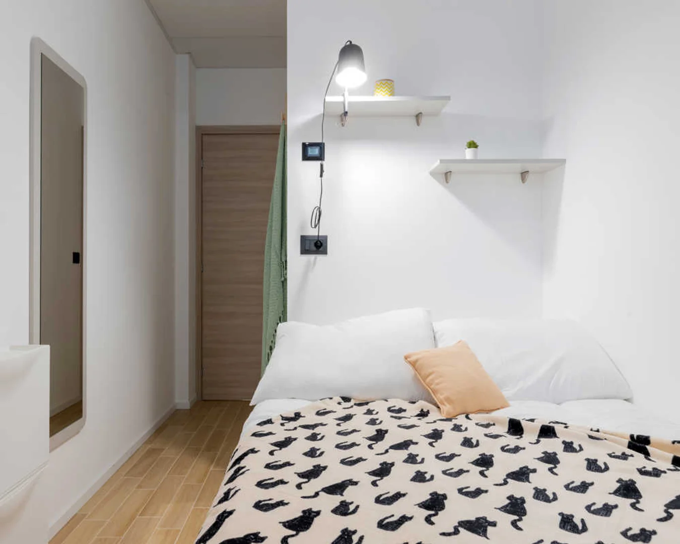 Habitación estudiantil funcional perfecta para estudiar en