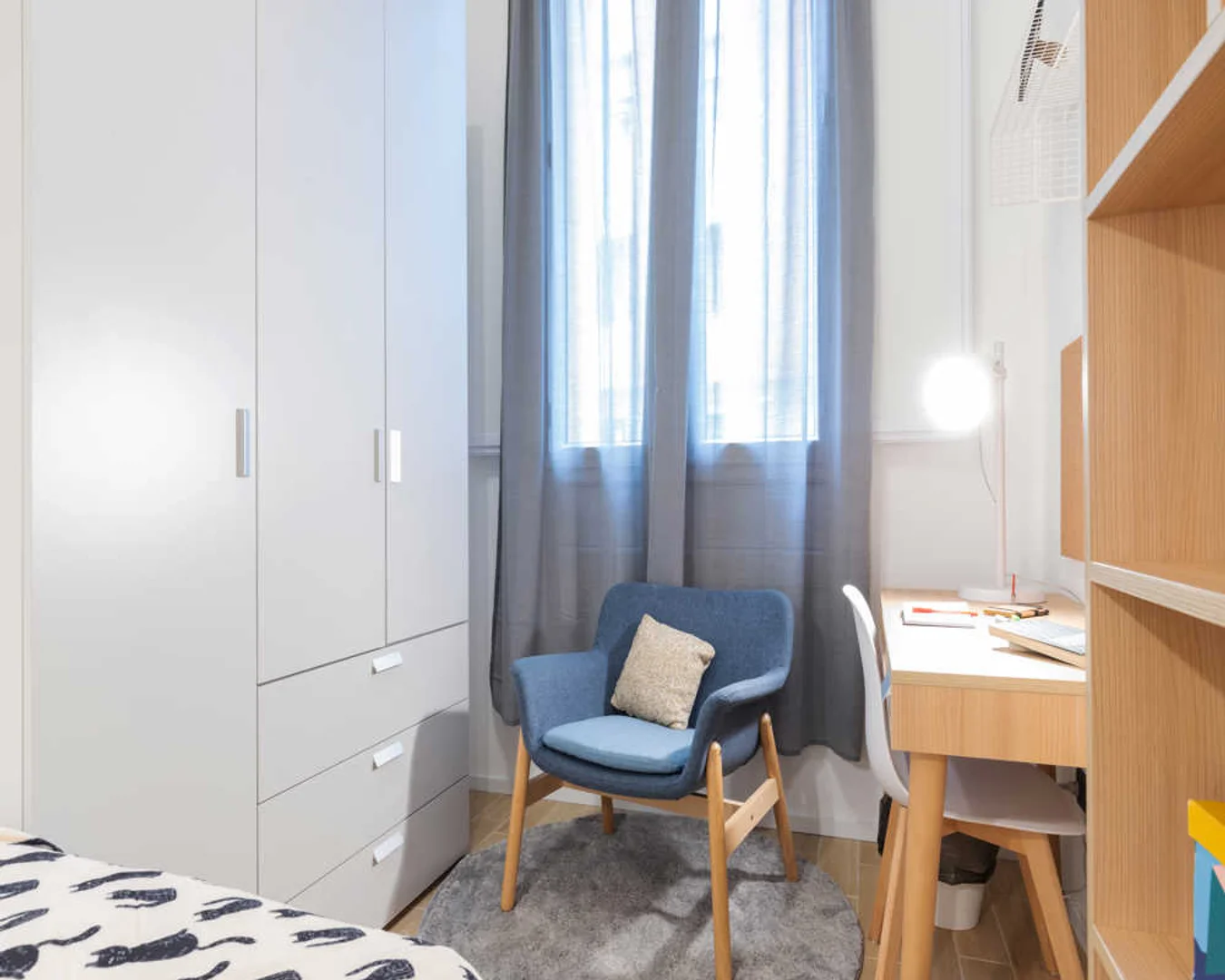 Habitación para estudiantes en con área de estudio y facilidades compartidas