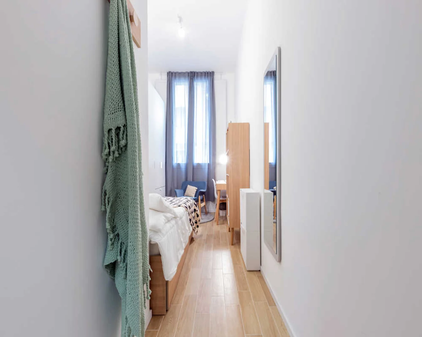 Habitación estudiantil luminosa y aireada con fácil acceso a la universidad en
