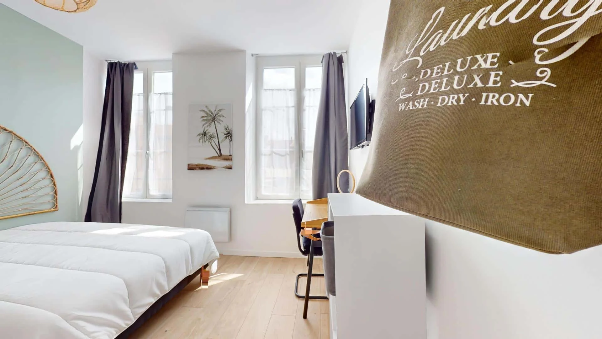 Chambre d'étudiant à  avec espace d'étude et installations communes