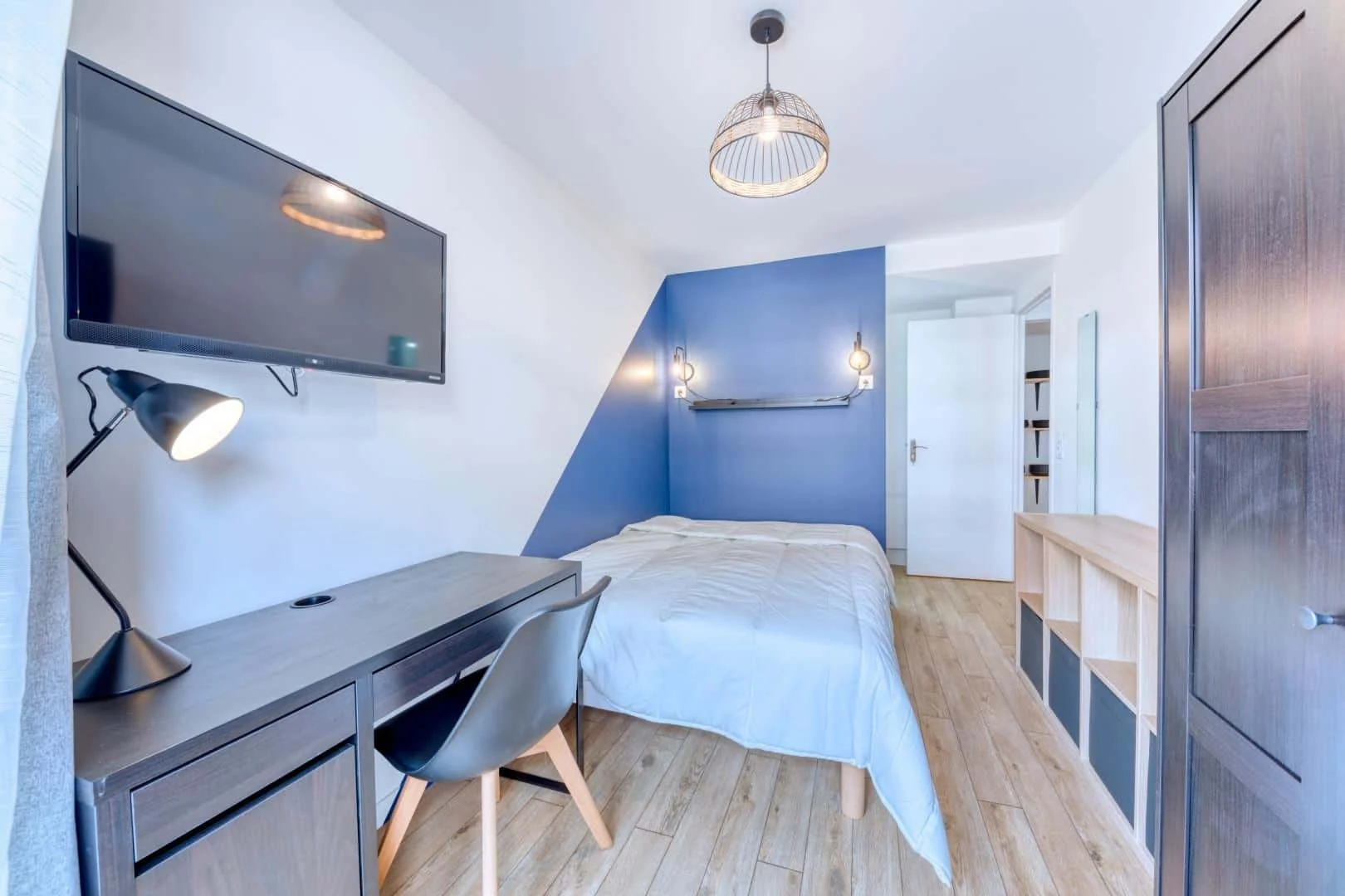Habitación estudiantil funcional perfecta para estudiar en 
