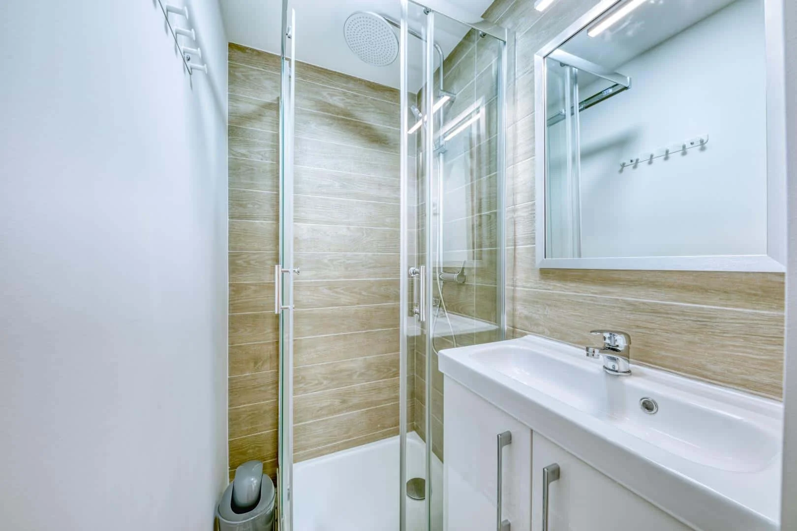 Habitación estudiantil funcional perfecta para estudiar en 