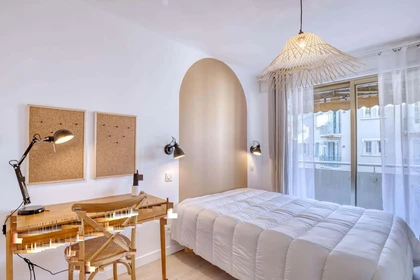 Quarto para alugar num apartamento partilhado em Cannes