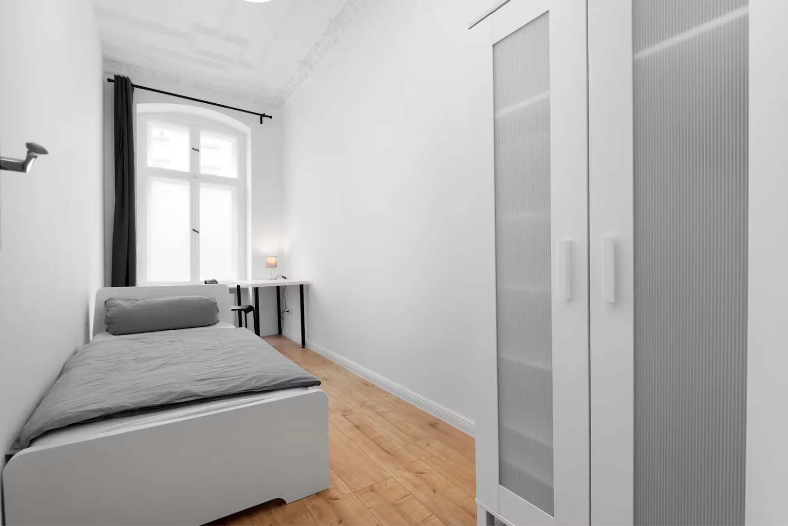 Habitación estudiantil funcional perfecta para estudiar en