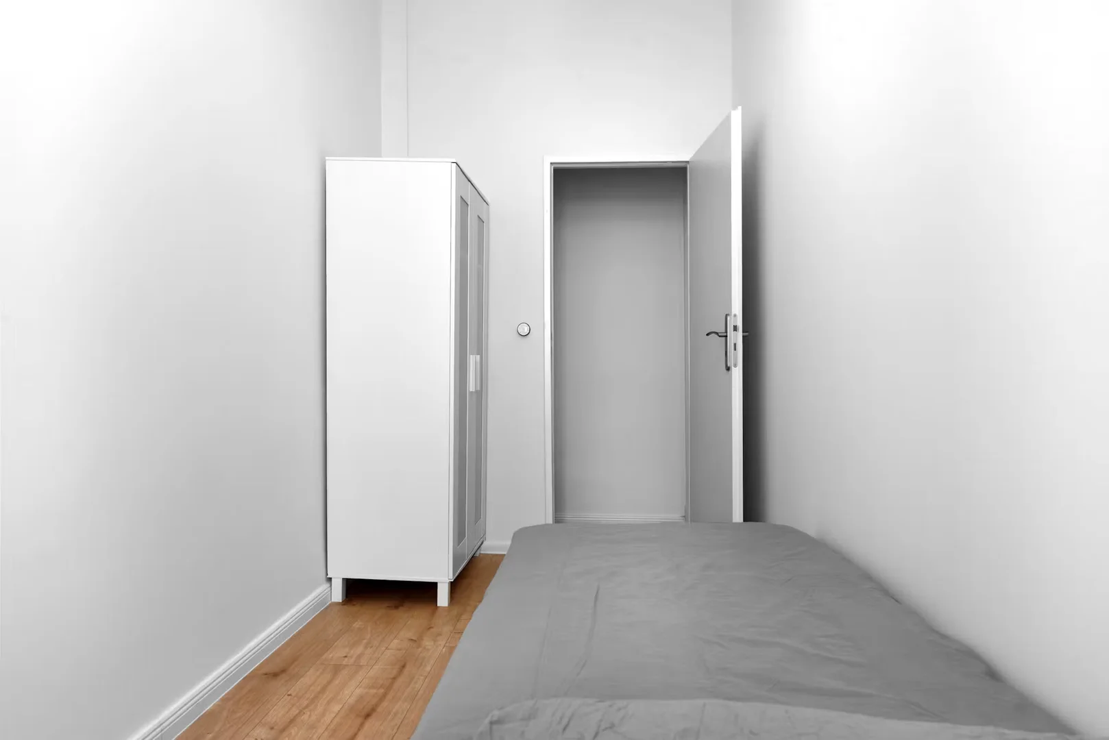 Habitación estudiantil luminosa y aireada con fácil acceso a la universidad en