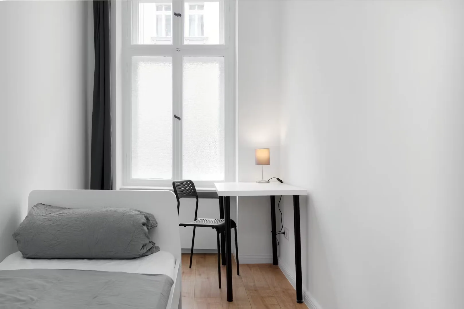 Habitación estudiantil amplia y cómoda en