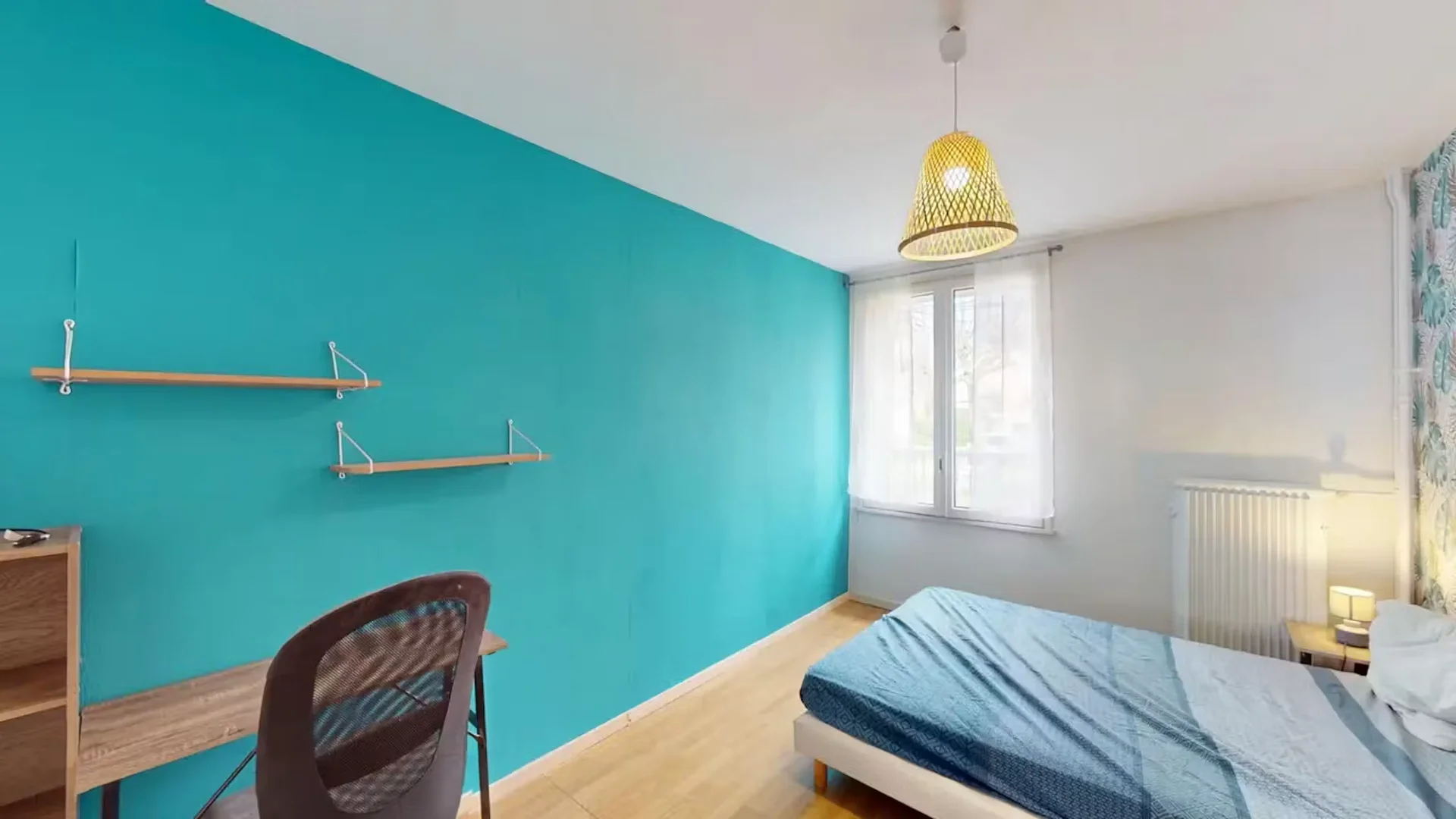 Chambre abordable pour les étudiants avec un bon éclairage dans