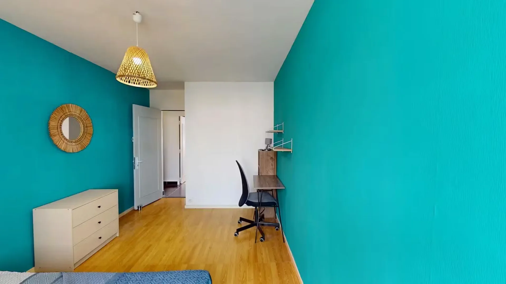 Chambre d'étudiant lumineuse et aérée avec accès facile à l'université dans
