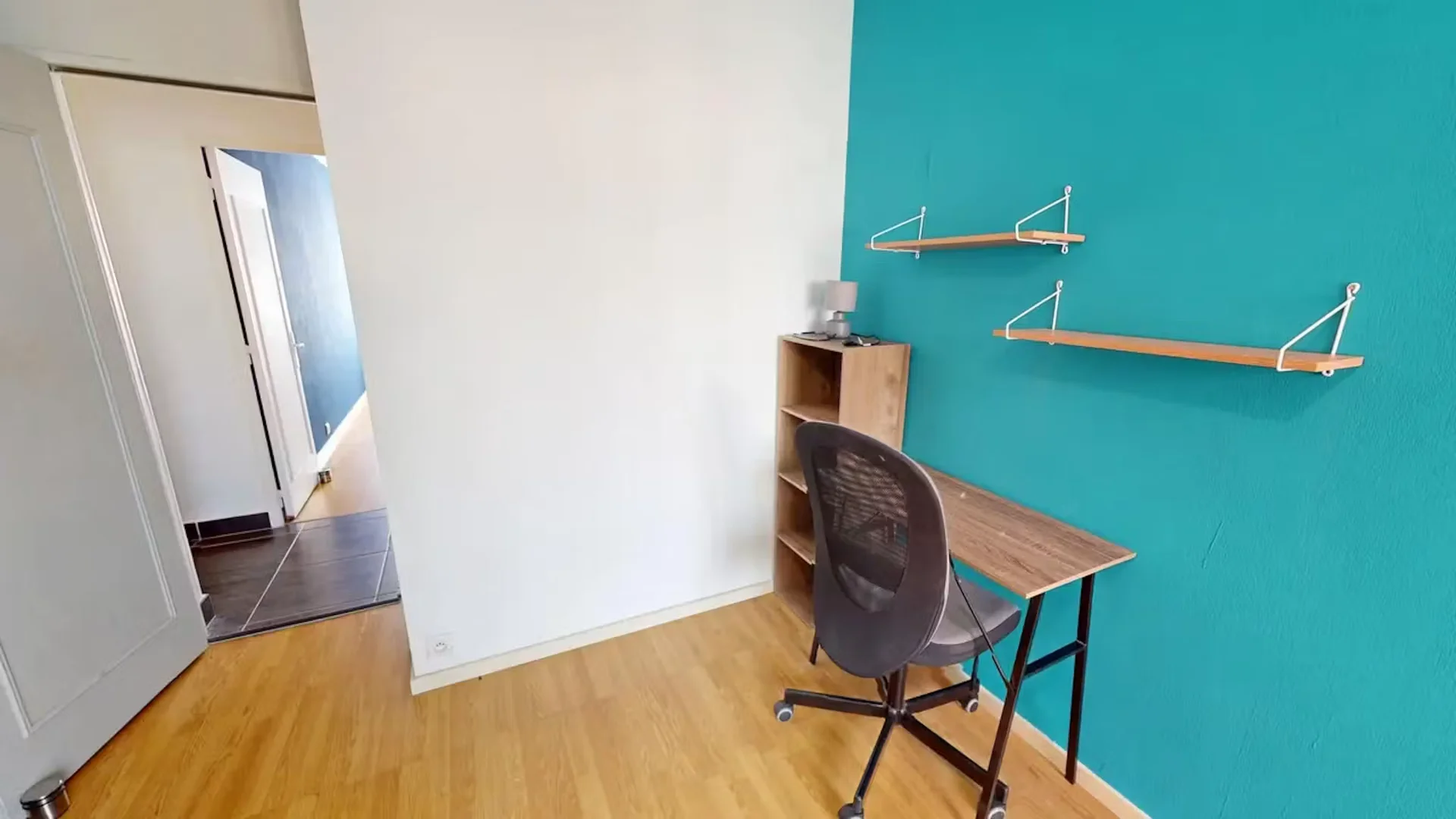 Chambre conviviale pour les étudiants dans avec des équipements modernes