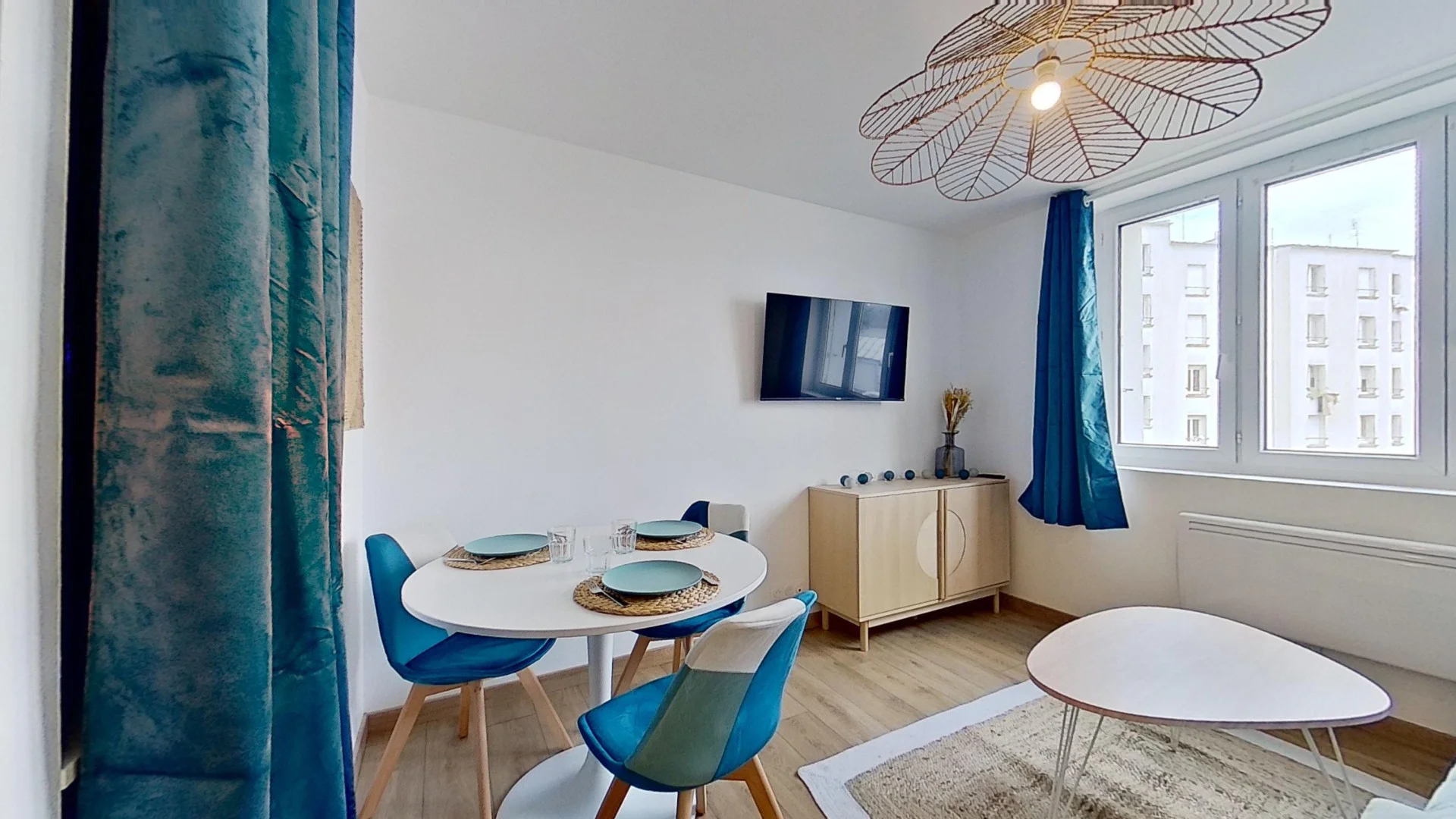 Chambre d'étudiant à  avec espace d'étude et installations communes