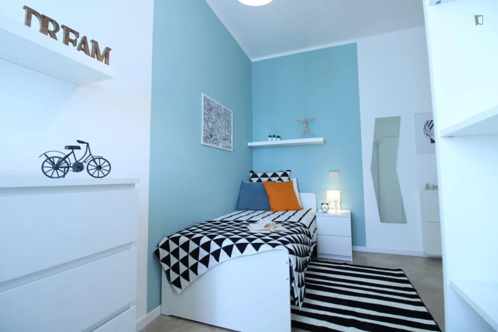 Quarto de estudante confortável e espaçoso em 