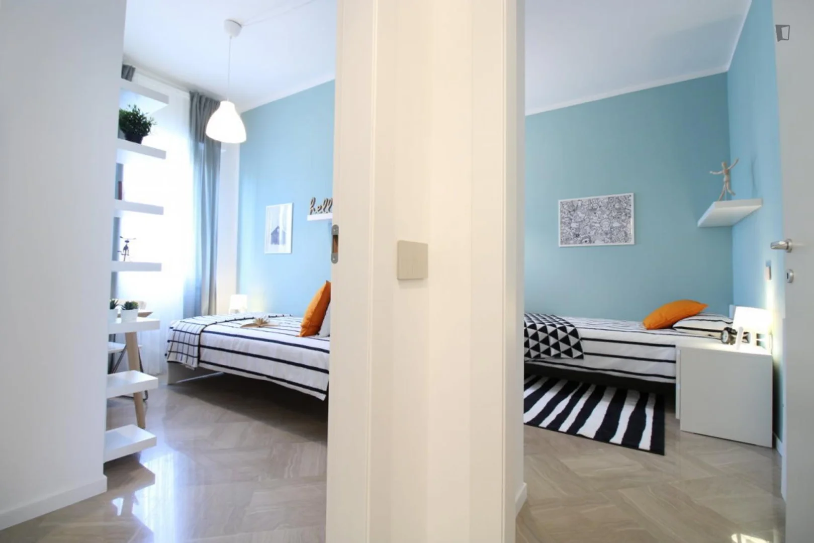 Chambre d'étudiant à  avec espace d'étude et installations communes