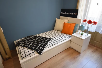 Stanza privata in VIA LOCATELLI, immagine 2 di 14