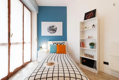 Habitación en alquiler con cama doble {area}