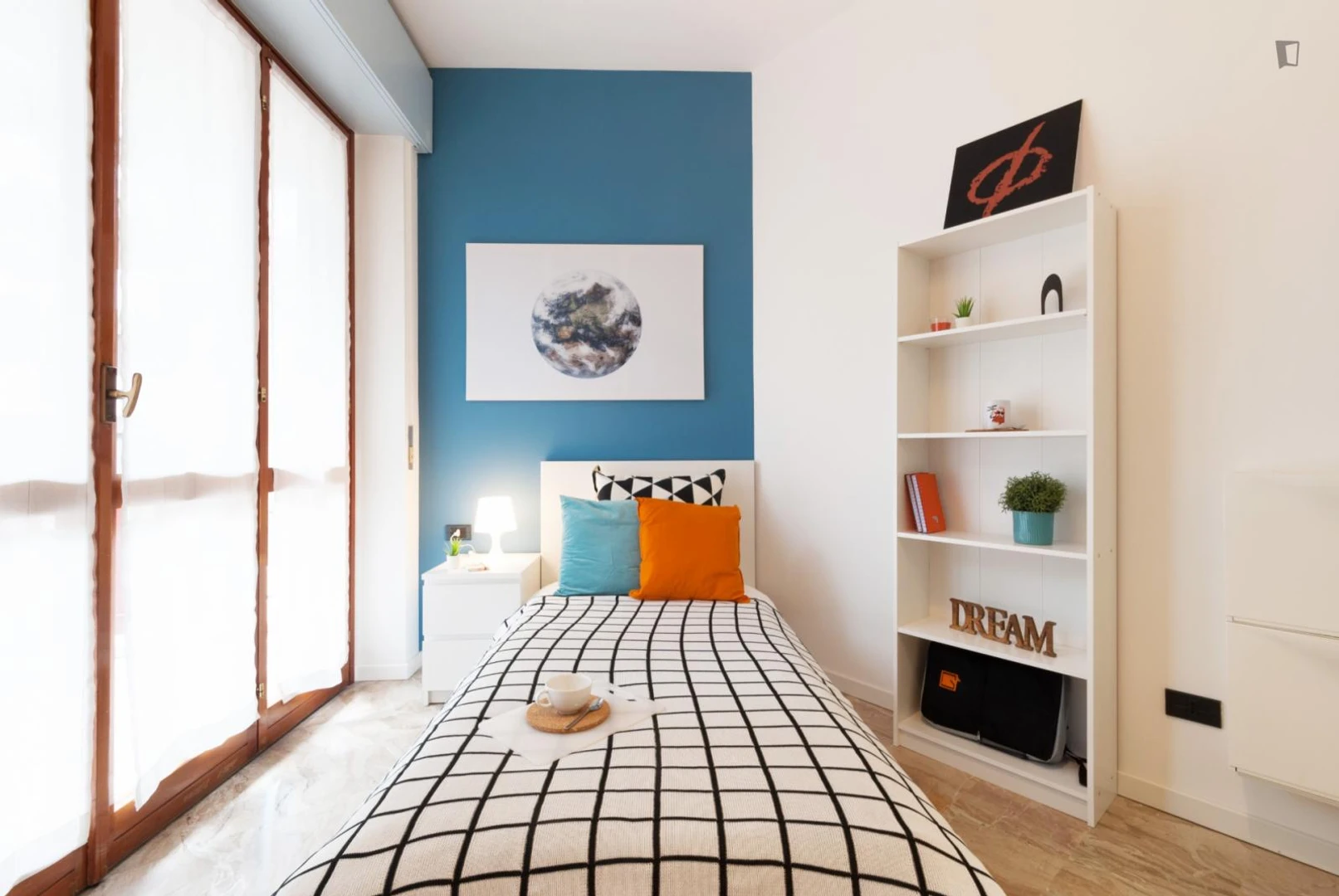 Habitación estudiantil económica cerca del campus en 