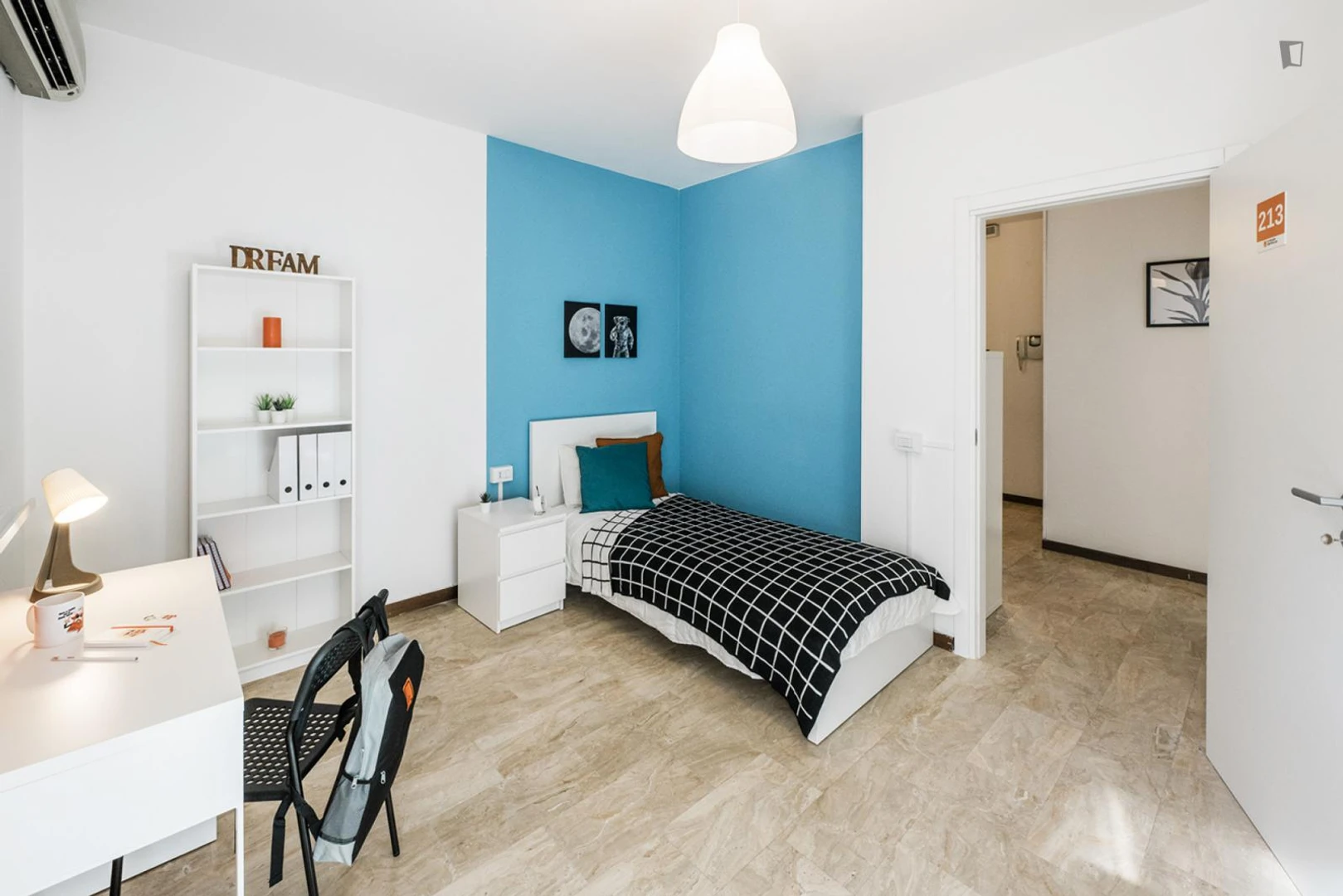 Confortevole e spaziosa stanza per studenti in 