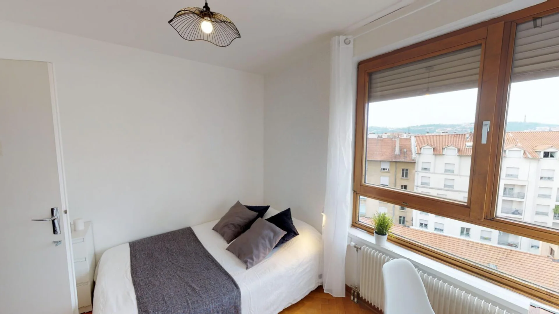 Affordable room for students with ample lighting in 